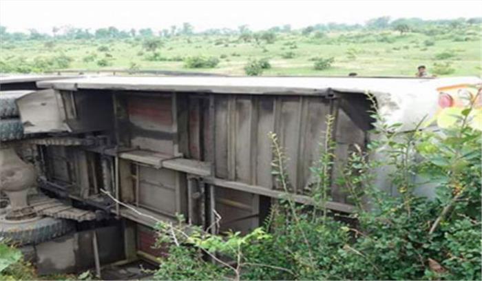 बिहार में बस पलटी, दस यात्री घायल बिहार में बस पलटी, दस यात्री घायल