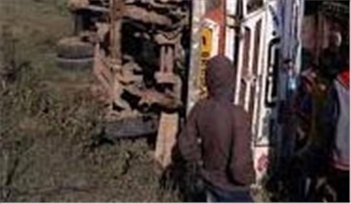 बिहार के मुजफ्फरपुर में बस के पलट जाने से तीन यात्रियों की मौत