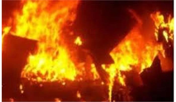 रेडीमेट कपड़े के गोदाम में लगी आग , तीन लाख की संपत्ति जलकर नष्ट
