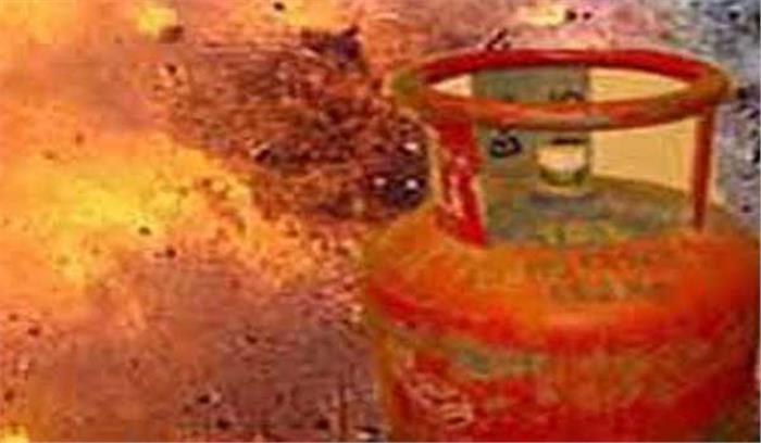 सिलेंडर के विस्फोट से 2 लोगों की मौत, 11 घायल