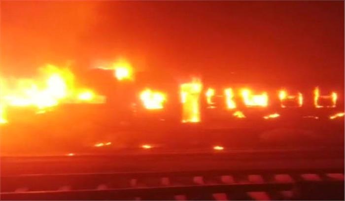 पटना-मोकामा पैसेंजर ट्रेन में लगी आग, चार यात्री डिब्बे जलकर खाक पटना-मोकामा पैसेंजर ट्रेन में लगी आग, चार यात्री डिब्बे जलकर खाक