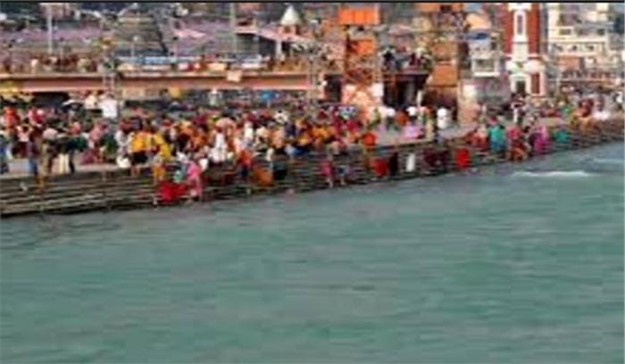 चैती छठ: व्रतियों ने पवित्र गंगा में लगाई डुबकी