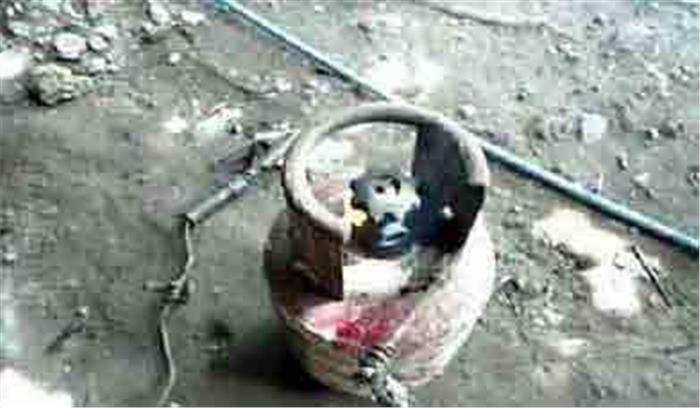 बिहार में रसोई गैस सिलेंडर में आग लगने से महिला और दो मासूम बच्चों की मौत बिहार में रसोई गैस सिलेंडर में आग लगने से महिला और दो मासूम बच्चों की मौत