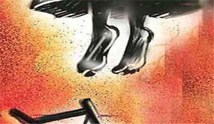 बिहार : फांसी के फंदे से लटकता मिला 3 बच्चों समेत महिला का शव बिहार : फांसी के फंदे से लटकता मिला 3 बच्चों समेत महिला का शव