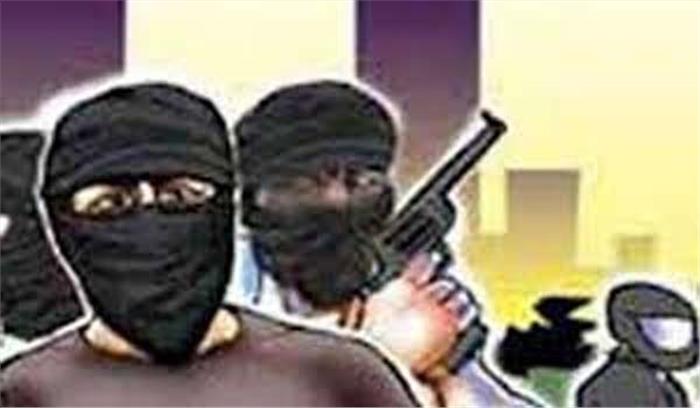 लूट का विरोध करने पर दो लोगों को गोली मारी