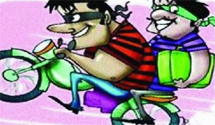 किराना व्यवसायी के कर्मचारी से साढ़े छह लाख रुपये लूटे