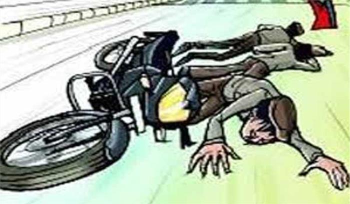 2 मोटरसाइकिल के बीच हुई टक्कर में 1 युवक की मौत 2 मोटरसाइकिल के बीच हुई टक्कर में 1 युवक की मौत