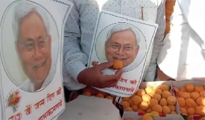 70 वें जन्मदिन पर नीतीश कुमार ने काटा 70 पाउंड का केक 70 वें जन्मदिन पर नीतीश कुमार ने काटा 70 पाउंड का केक