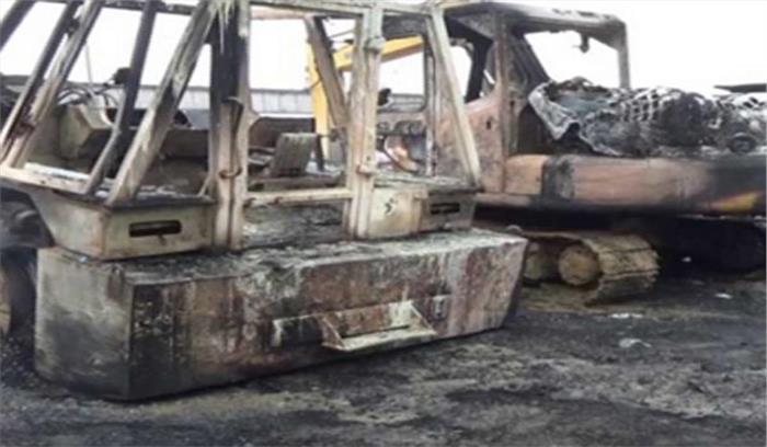 बिहार में उग्रवादियों ने पोकलेन मशीन समेत अन्य सामानों में लगाई आग