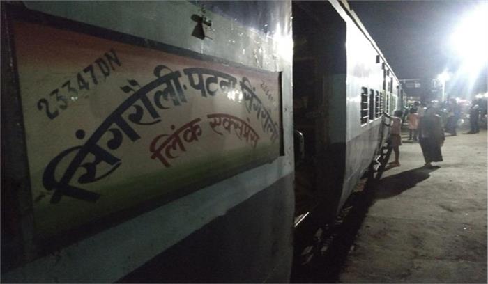 रेल डब्बे से कार्टन में मिला महिला का शव