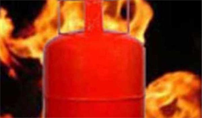 रसोई गैस सिलेंडर फटने से पांच लोग झुलसे