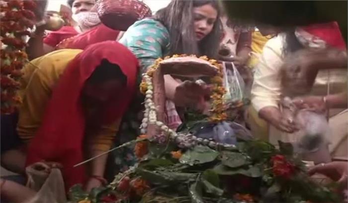 महाशिवरात्रि पर भक्तों का लगा तांता, मंदिरों में पूजन