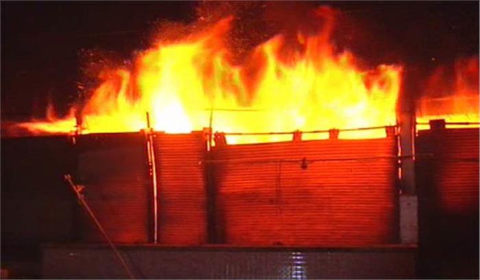 बिहार: दुकान में लगी आग में करोड़ों की संपत्ति जलकर हुई राख बिहार: दुकान में लगी आग में करोड़ों की संपत्ति जलकर हुई राख