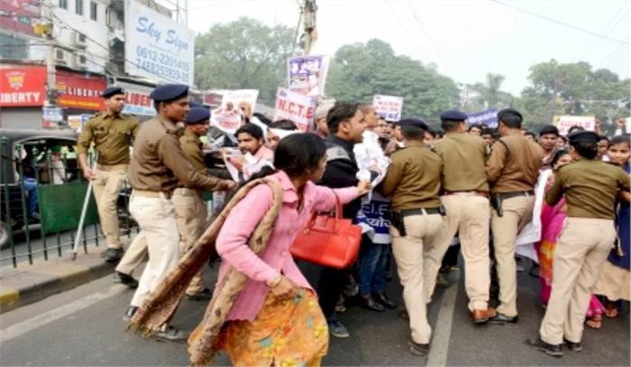 बिहार : नियोजित शिक्षक हड़ताल पर, स्कूलों में पठन-पाठन ठप