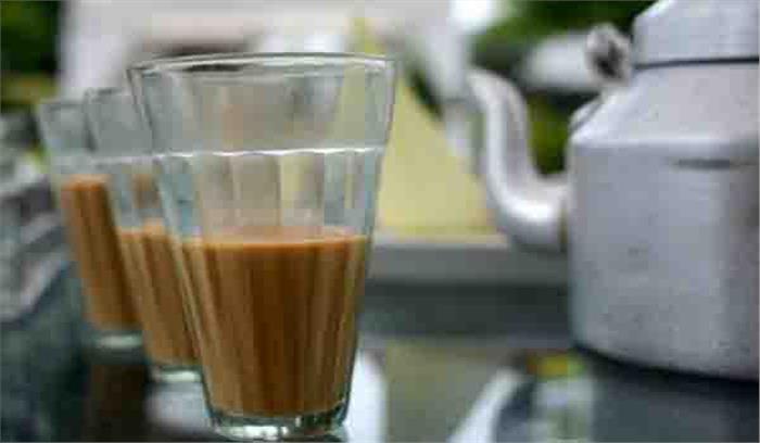 पुलिस की पहल का नतीजा,शराब परोसने वाली महिलाएं पिला रहीं चाय