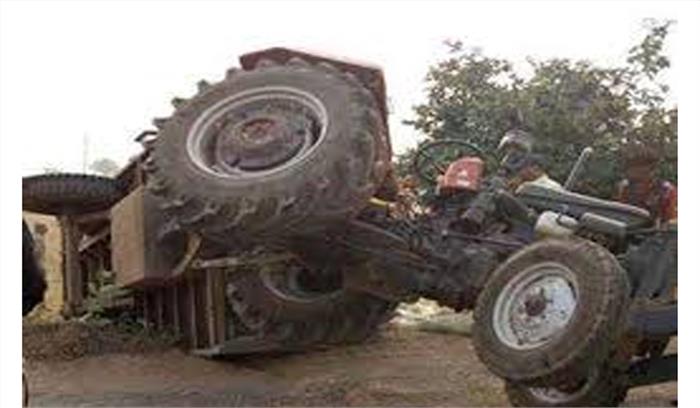 ट्रैक्टर पलटने से एक मजदूर की मौत, दो घायल