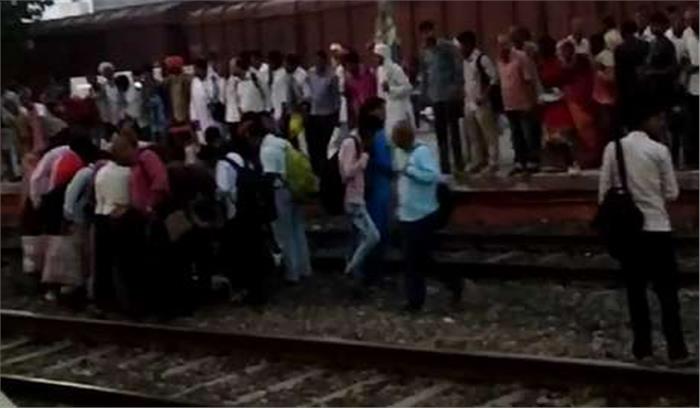 बिहार में ट्रेन की चपेट में आने से 5 की मौत बिहार में ट्रेन की चपेट में आने से 5 की मौत