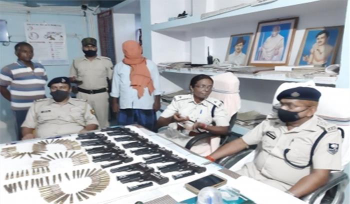 बिहार : महिला हथियार तस्कर सहित 2 गिरफ्तार, कई हथियार बरामद