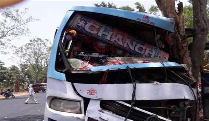 उत्तर प्रदेश : बस पेड़ से टकराई तीन यात्रियों की मौत ,पांच घायल उत्तर प्रदेश : बस पेड़ से टकराई तीन यात्रियों की मौत ,पांच घायल