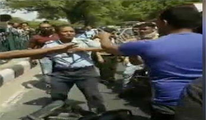 यही है सेना के प्रति भक्ति? बाईक टच होने पर कार सवारों ने की वायुसेना कर्मी की पिटाई