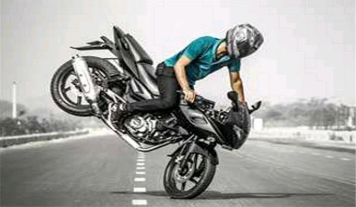 बाइक चलाने के दौरान छात्र ने किया स्टंट, एक की मौत दूसरा घायल 