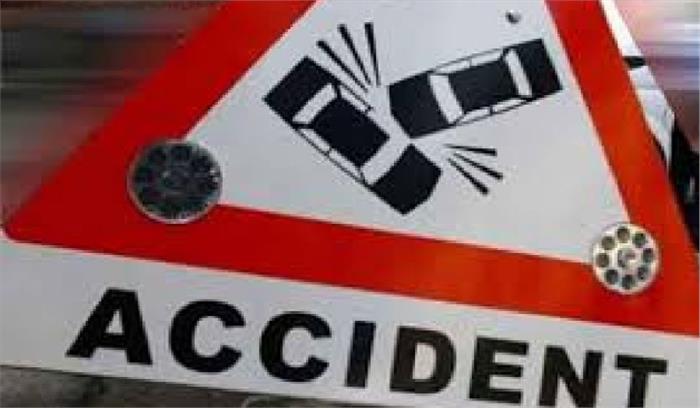 बाइक डिवाइडर से टकराई, दो लोगों की मौत