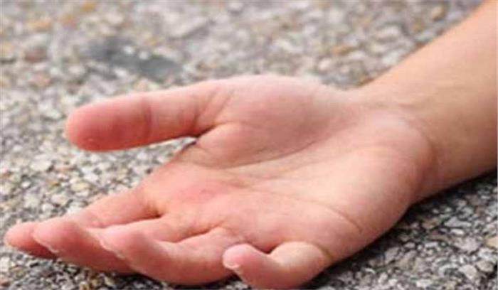 डंपर ने बाइक सवार को कुचला