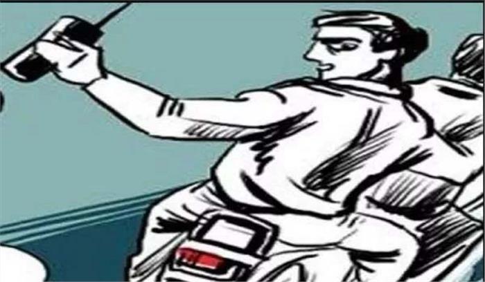 बाइक सवार लुटेरे युवक से मोबाइल छीनकर फरार