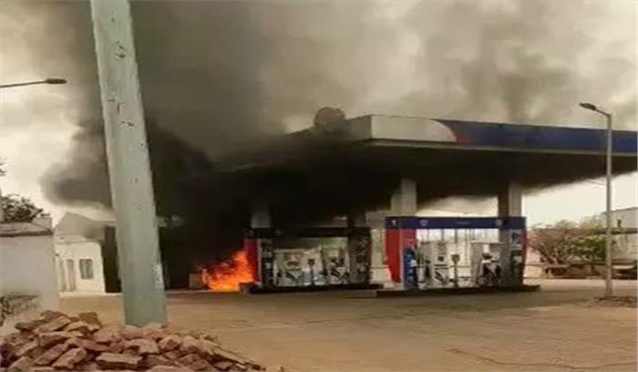 बाइक में पेट्रोल भरते समय अचानक हुआ ब्लास्ट, युवक ने कूदकर बचाई जान बाइक में पेट्रोल भरते समय अचानक हुआ ब्लास्ट, युवक ने कूदकर बचाई जान