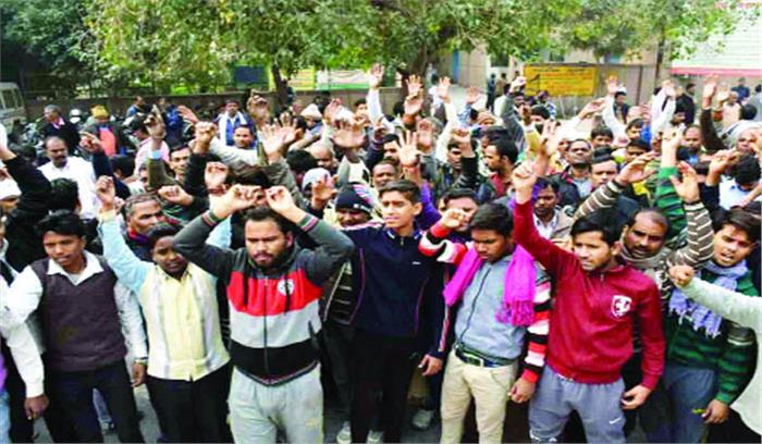 लूटपाट के दौरान बदमाशों ने दो कारोबारियों पर चलाई गोली