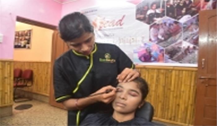 छत्तसीगढ़ में महिलाओं का बैंबू सैलून