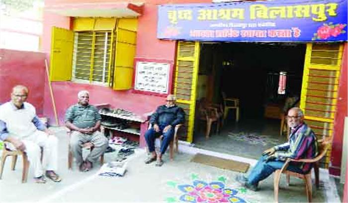 नववर्ष पर अपनों का इंतजार करते रहे बुजुर्ग