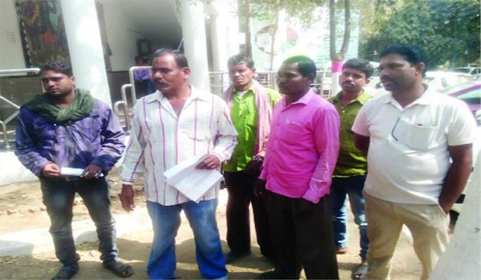 मुआवजा मांगने जनदर्शन में पहुंचे किसान