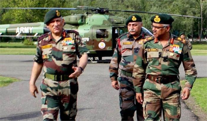 जनरल बिपिन रावत ने की शहीद औरंगजेब के परिवार से मुलाकात