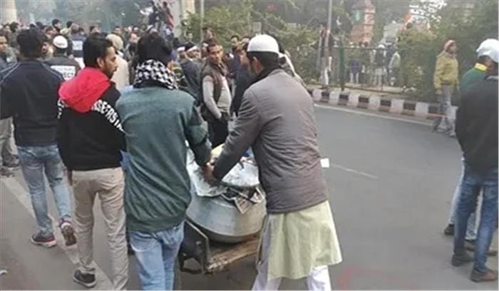 सीएए विरोधी प्रदर्शन में परोसी बिरयानी ताकि भूख न बने परेशानी
