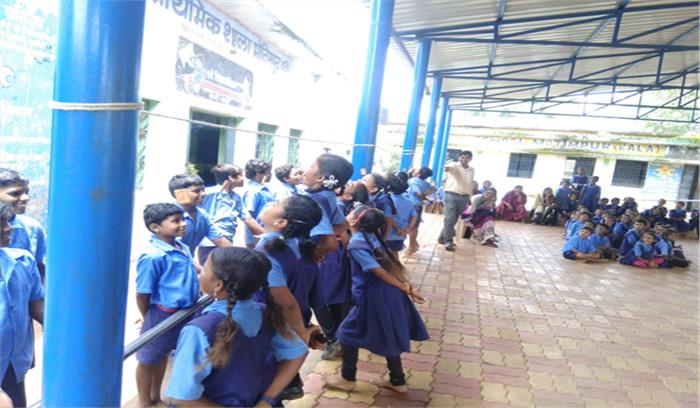 स्कूल में हरेला पर्व पर बिस्कुट दौड़