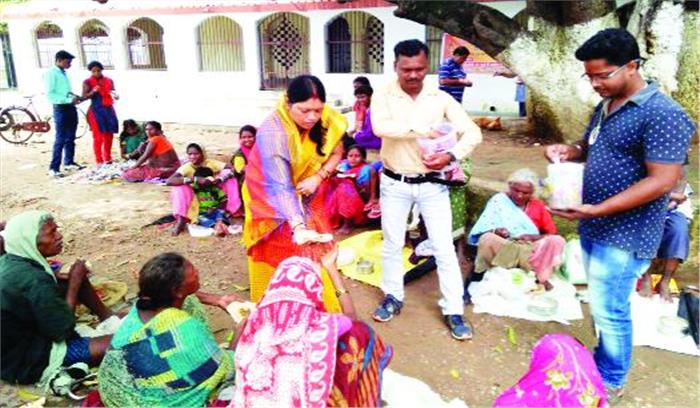 घर-घर से रोटियां लेकर युवा भरते हैं गरीबों का पेट