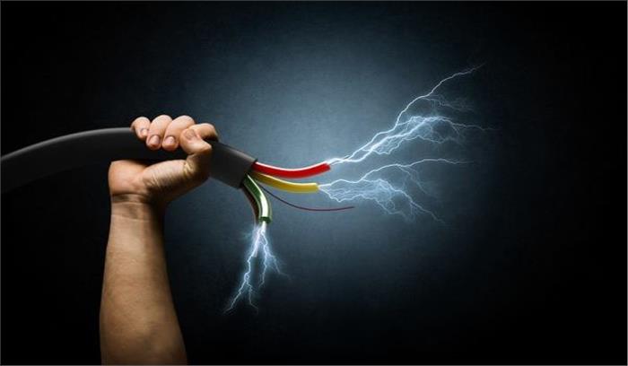 ट्रांसफार्मर फुंकने से घरो में दौड़ा हाई वोल्टेज करंट, युवक की मौत