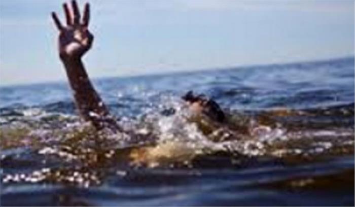 नाव पलटने से 9 की मौत