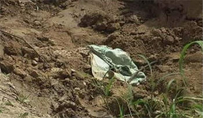 अपनी बच्ची का शव दफनाने गए शख्स को गड्ढे में दफन मिली जीवित बच्ची