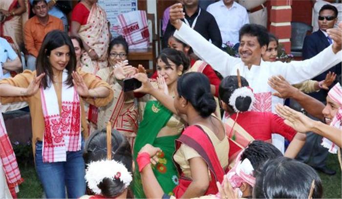 असम में फैंस के साथ प्रियंका का बिहू डांस