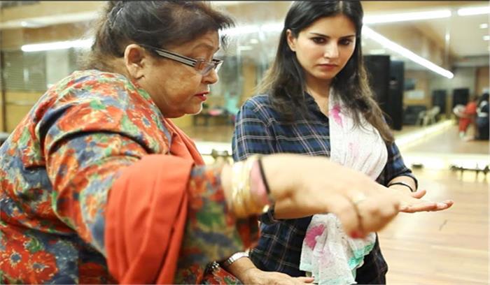 सनी लियोन को आई सरोज खान से लोक नृत्य सीखने की याद