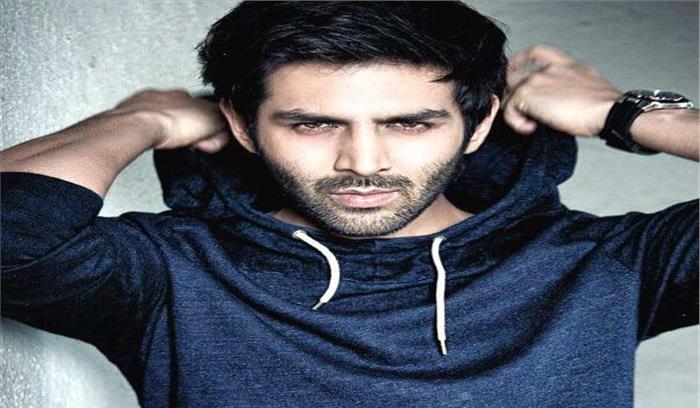 बॉलीवुड अभिनेता कार्तिक आर्यन खाली समय में फुटबॉल खेलना पसंद करते हैं 