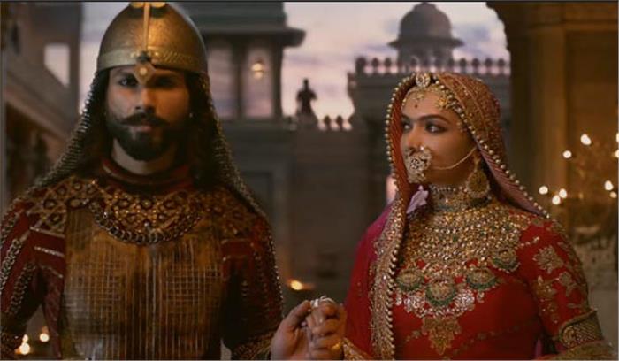 शाहिद कपूर हुये पद्मावती के गाने ‘एक दिल एक जान’ को लेकर भावुक शाहिद कपूर हुये पद्मावती के गाने ‘एक दिल एक जान’ को लेकर भावुक