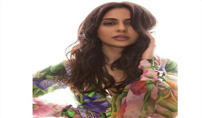 फ्लोरल ड्रेस में संडे मना रही हैं रकुल प्रीत सिंह