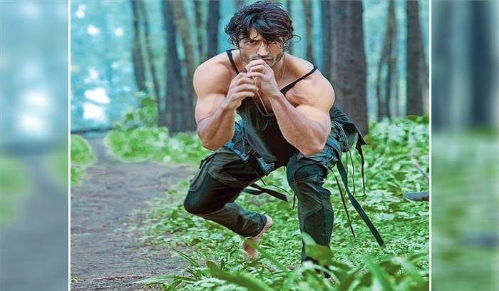 आंखों पर पट्टी बांध विद्युत जामवाल ने कुछ यूं किया मार्शल आर्ट