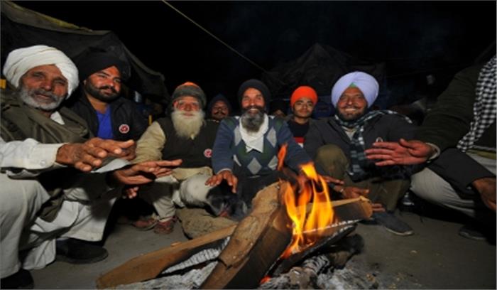 अलाव और सौहार्द के साथ सिंघु बॉर्डर पर 2021 का स्वागत