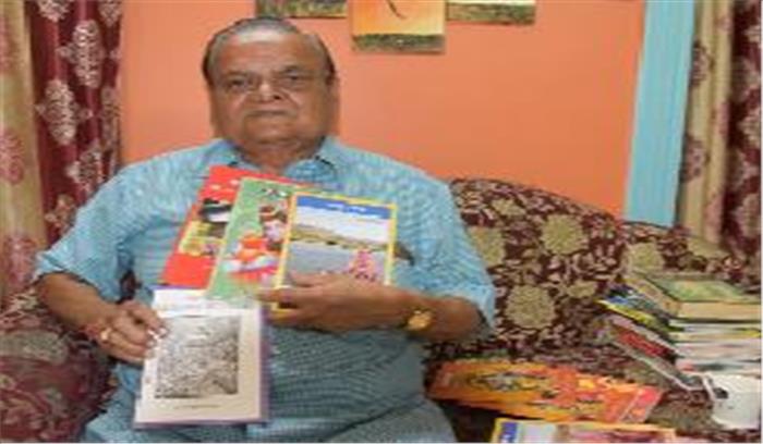 सेवानिवृत प्राचार्य ने 33 रचनाओं का किया दान