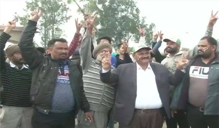 अटारी :अभिनंदन के स्वागत के लिए भारी संख्या में जुटे लोग