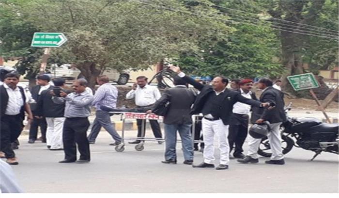 वकील की हत्या के विरोध में प्रतापगढ़ के न्यायिक कार्यों का बहिष्कार